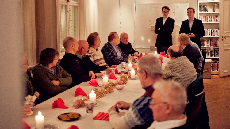 Niklas og Mathias ønskjer 16 kvinner og menn velkomne til julebordet (Foto: Tom Øverlie).