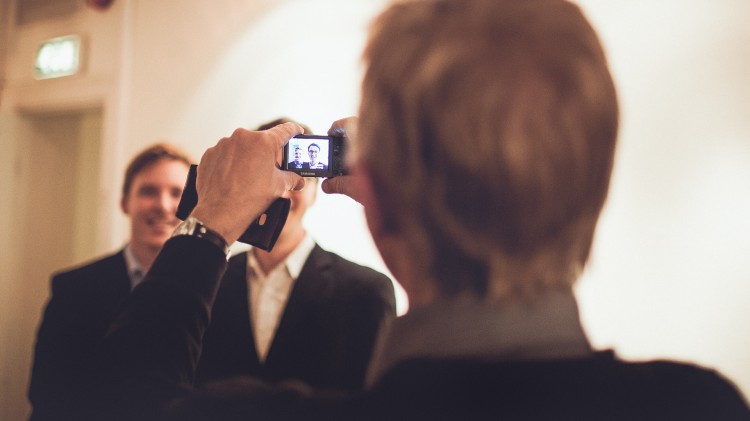 Åsmund Vik fotograferer Niklas og Mathias (Foto: Tom Øverlie).