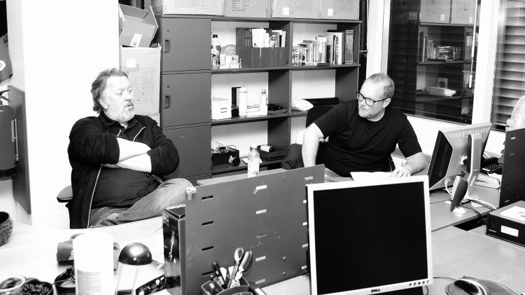 Bjørn og Steinar diskuterer på kontoret (Foto: Kristoffer Pettersen Rambøl, NRK P3).