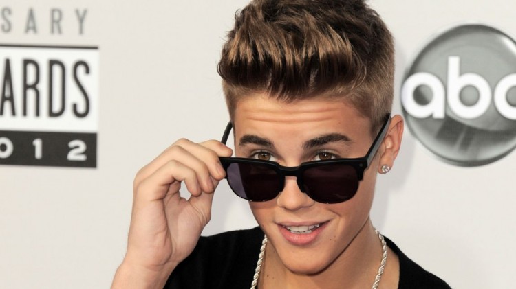 STORE TYPER: Justin "Biebs" Bieber får øye på overskriften i Vikebladet.
