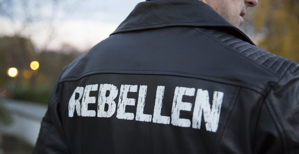 Rebellen: Per-Vidar Nikolaisønn med jakke som er designet av Gry Jannicke Jarlum. (Foto: Remi Horgar, NRK)