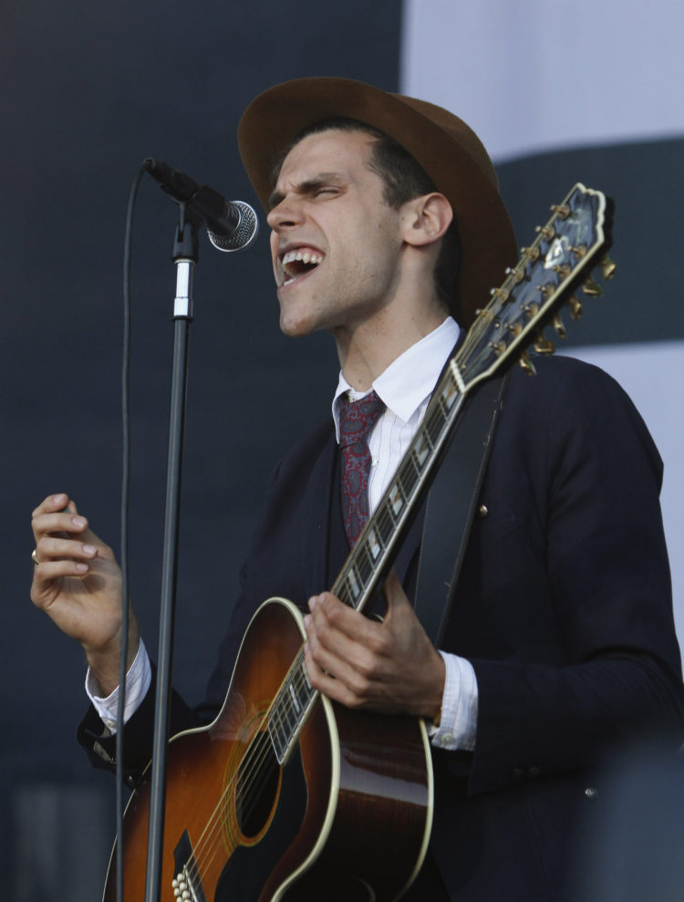 Charlie Fink er vokalist, frontmann og låtskriver for Noah and the Whale. Her på Optimus Alive i Alges. Foto: Scanpix/Hugo Correia. REUTERS Photos.