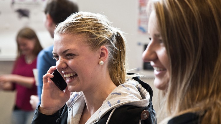 God stemning på Eid VGS etter at seieren i SkoleSesisons er halt i land. Foto: Jonas Bødtker, NRK P3