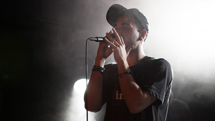 Kaveh på scena etter showet. (Foto: Lars Haugdal Andersen, NRKP3)