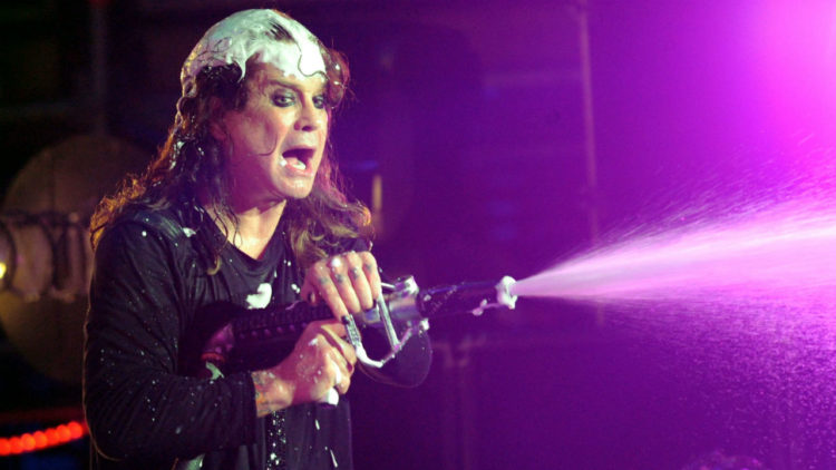 Ozzy Osbourne på scenen i Tyskland 2011. (Foto: NTB Scanpix, AFP, Carsten Rehder)