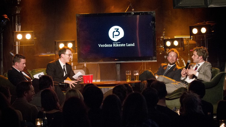 Mathias, Niklas, Snorre og Torbjørn på scena under showet til Verdens Rikeste Land. (Foto: Lars Haugdal Andersen, NRKP3)