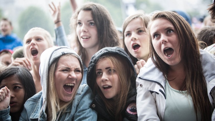 Publikum var helt med tross i at regnet høljet ned under VG-lista Topp 20-showet i Bergen. (Foto: Erlend Lånke Solbu / NRK P3).