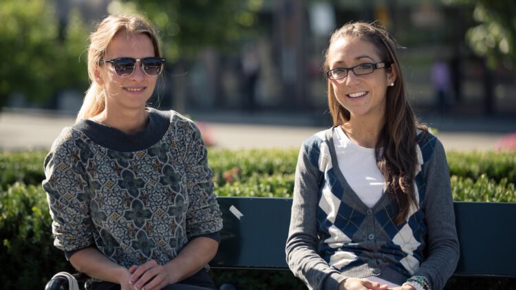 Stine Melbø og Mette Hanekamhaug (Foto: Rashid Akrim, NRK)