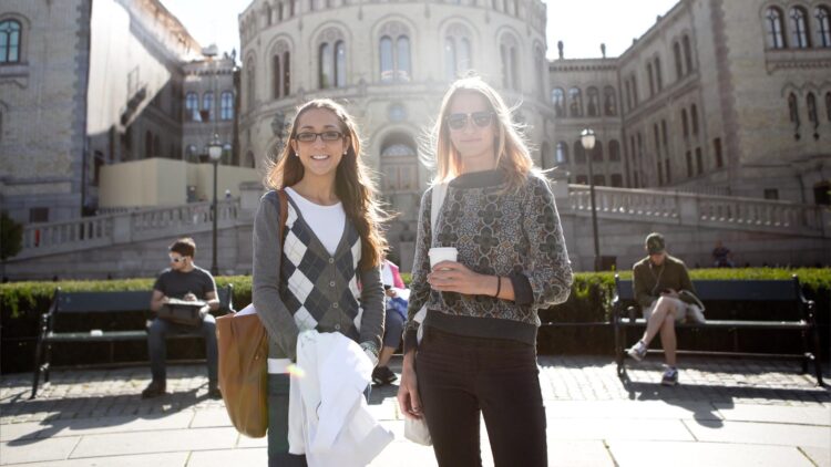 Mette Hanekamhaug og Stine Melbø. (Foto: Rashid Akrim, NRK)