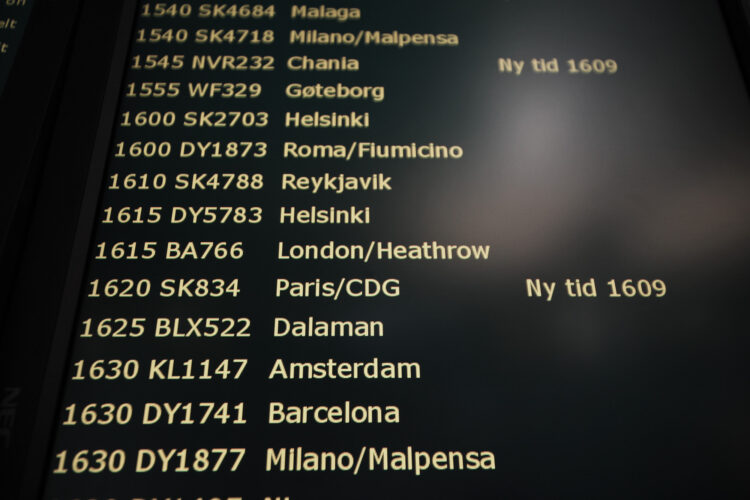 I Vest-Europa så er det bare Storbritannia som enn så lenge har lovlig import av khatplanten. Vi fokuserer derfor på flyene som kommer derfra, forteller Tor Fredriksen, kontorsjef i Tollvesenet på Gardermoen. (Foto: Ludvig Løkholm Lewin, NRK)