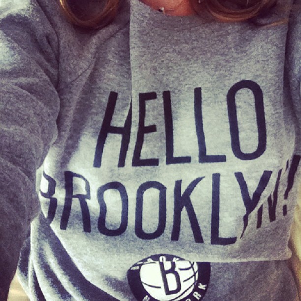 Sarahs genser med påtrykket «Hello Brooklyn» (Foto: Sarah Winona Sortland/Instagram)