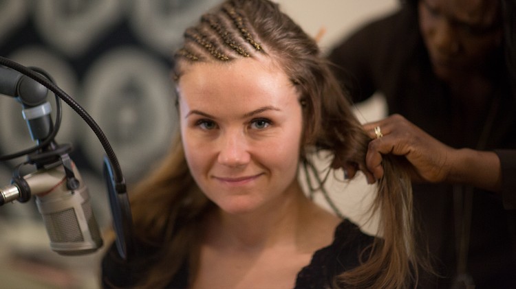 Live får seg corn rows. Foto: Kim Erlandsen, NRK P3