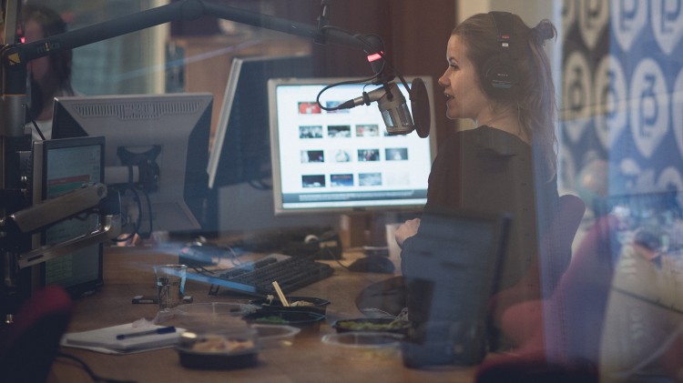 Live klar for maratonsending i studio. Foto: Kim Erlandsen, NRK P3
