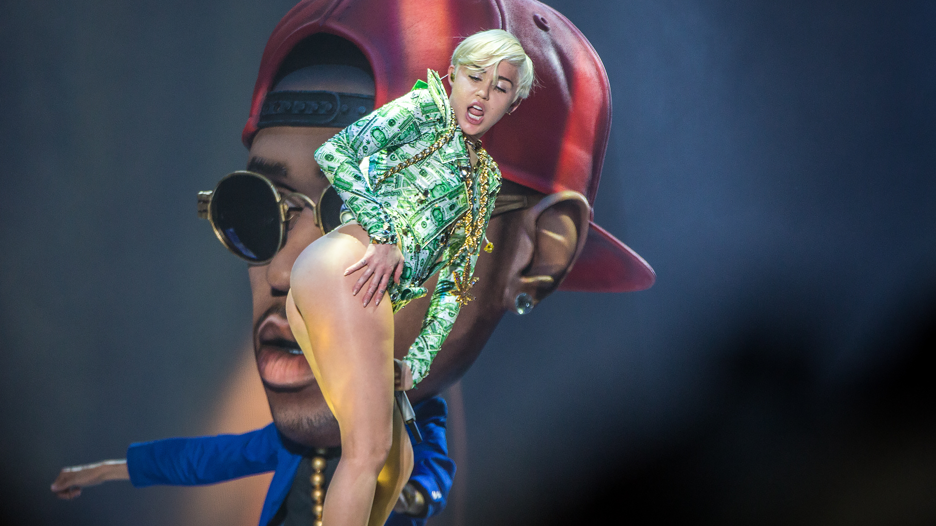 Miley Cyrus under konserten sin på Telenor Arena. (Foto: Kim Erlandsen, NRK P3)