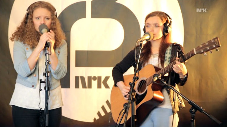 Elsa & Emilie avbildet da de gjestet Christine. Foto: NRK P3