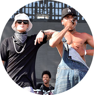 Ifølge kilder skal det ha vært flere svarte tilstede da Bieber fortalte vitsen. Her sammen med rapper Chance the Rapper  under årets Coachella (Foto: Kevin Winter, NTB/ Scanpix )