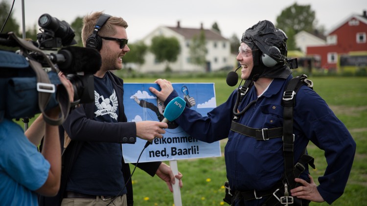 Niklas Baarli ble møtt på bakken av reporter Sven Bisgaard Sundet som hadde med seg Urge og Snickers. (Foto: Erlend Lånke Solbu)