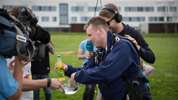 Niklas Baarli hopper i fallskjerm. (Foto: Erlend Lånke Solbu)