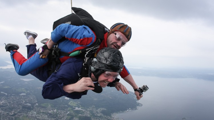 Niklas Baarli hopper i fallskjerm. (Foto: Erlend Lånke Solbu)