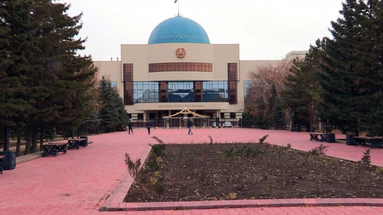 Presidentmuseet i Astana. (Foto: Skjermdump fra episoden, Martin Aas, NRK)