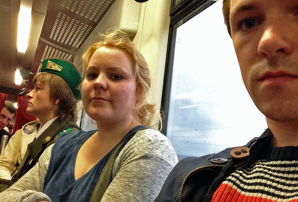 Internasjonal rådgiver i KrFU, Line Nordhaug (22), og KrFU-leder Emil André Erstad (23) på toget. Bildet er tatt på vei tilbake til Litauen, etter at de ble kastet av. (Foto: Privat)