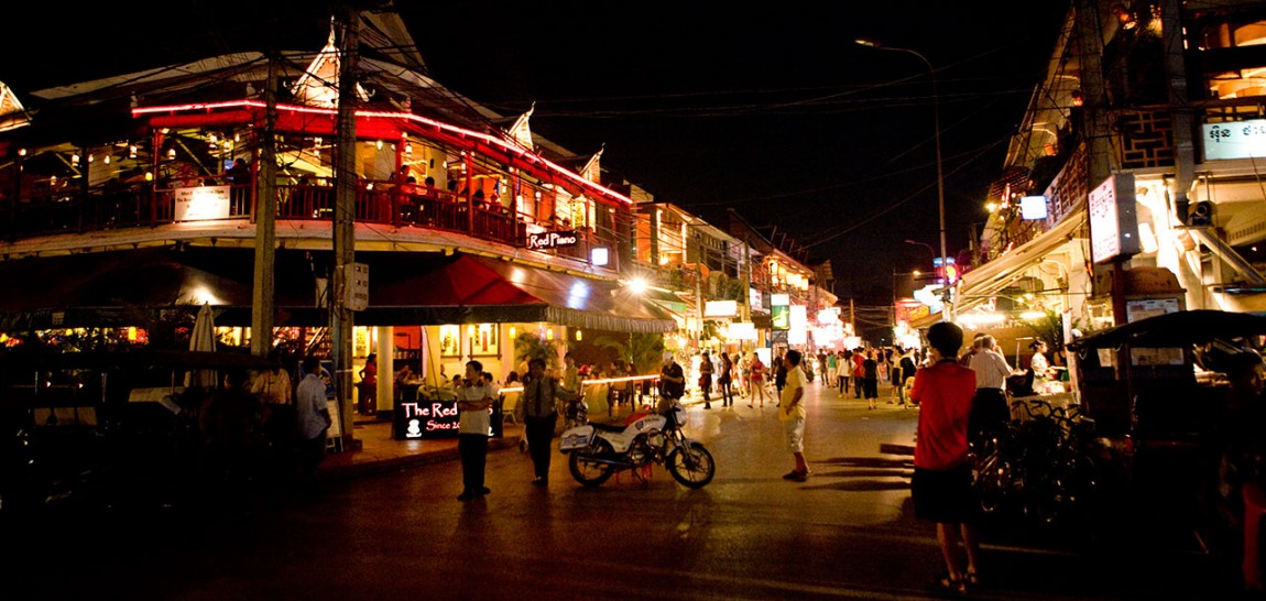 Beveger du deg rundt i Kambodsjas bakgater på kveldstid kan du komme over mindreårige jenter som selger seg på gata. (Foto: Flickr Creative Commons, Lin Mei)
