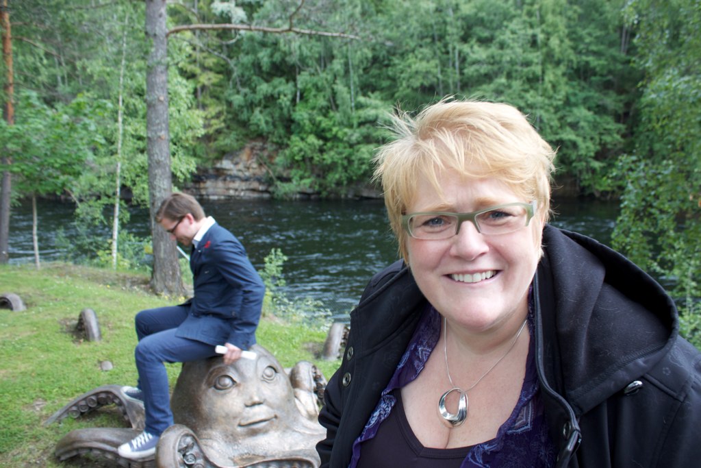 Venstres leder Trine Skei Grande. I bakgrunnen sitter Unge Venstres (daværende) leder Sveinung Rotevatn på en statue av en blekksprut. Bildet er tatt ved Kistefos-museet, Ringerike, juni 2011. (Foto: Venstre / Kjartan Almenning)