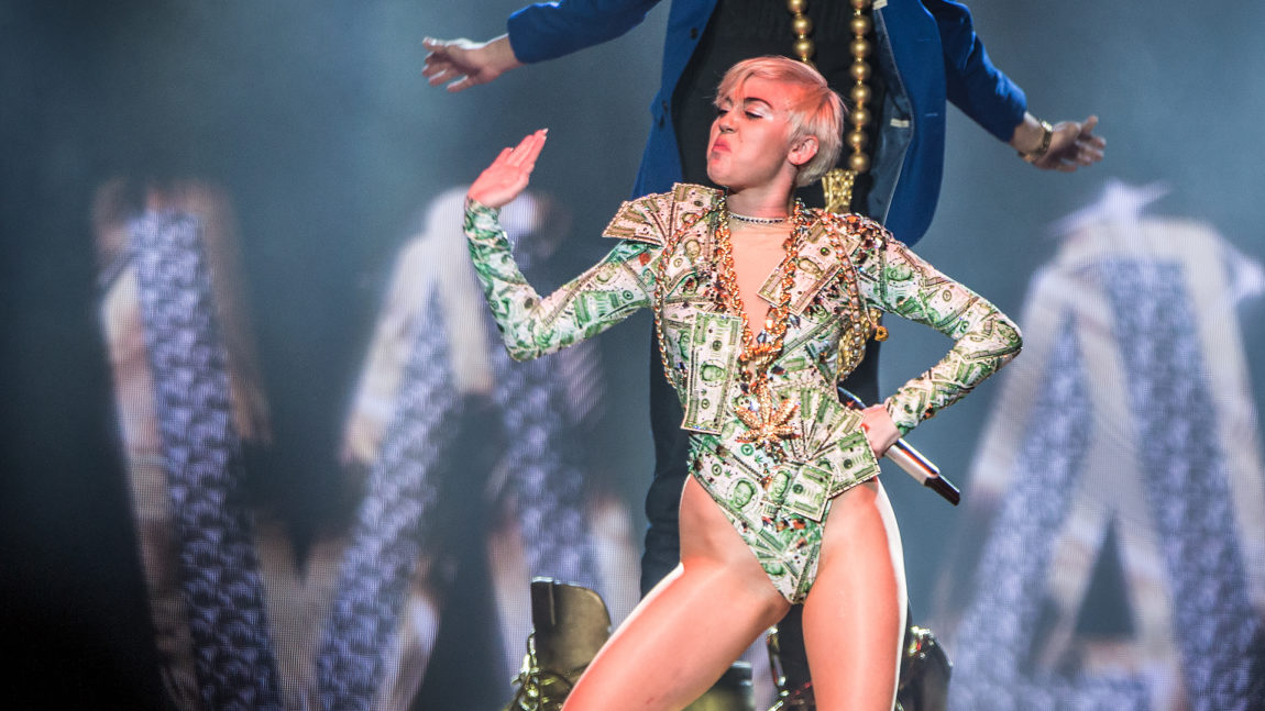 Miley Cyrus i Telenor Arena i 2014. P3s anmelder har hørt gjennom Miley Cyrus And Her Dead Petz. Foto: Kim Erlandsen, NRK P3