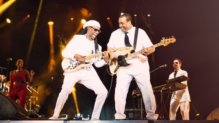 Nile Rodgers og Chic-gjengen i form. Foto: Tom Øverlie, NRK P3