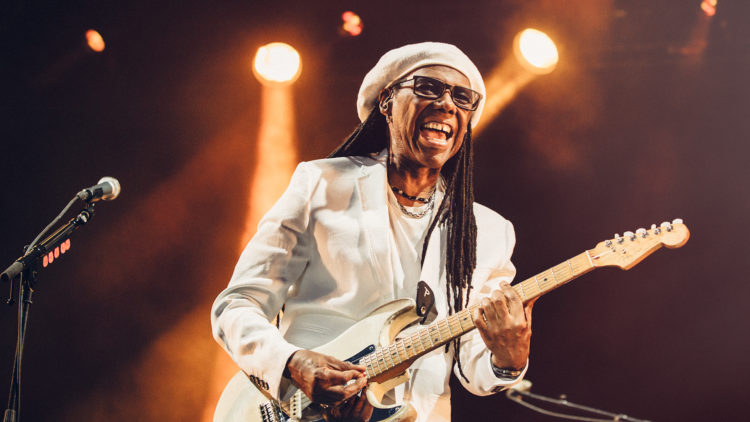 Nile Rodgers koser seg på Øya. Vår anmelder triller fem øyne på terningen. Foto: Tom Øverlie, NRK P3