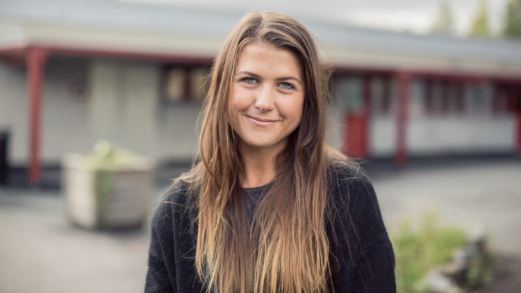 Camilla Hellum (26) er født og oppvokst på Furuset i Oslo, hvor hun spilte håndball i over ti år. Nærmest alle hennes medspillere var hvite. (Foto: Rashid Akrim, NRK)