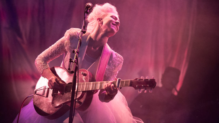 Thea Hjelmeland, Øyafestivalen 2015. Foto: Kim Erlandsen, NRK P3