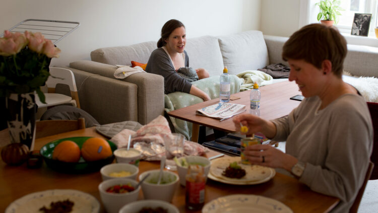 Kaja og Mio har besøk av storesøster Thea, som også er gravid (Foto: Mari Aftret Mørtvedt/NRK)