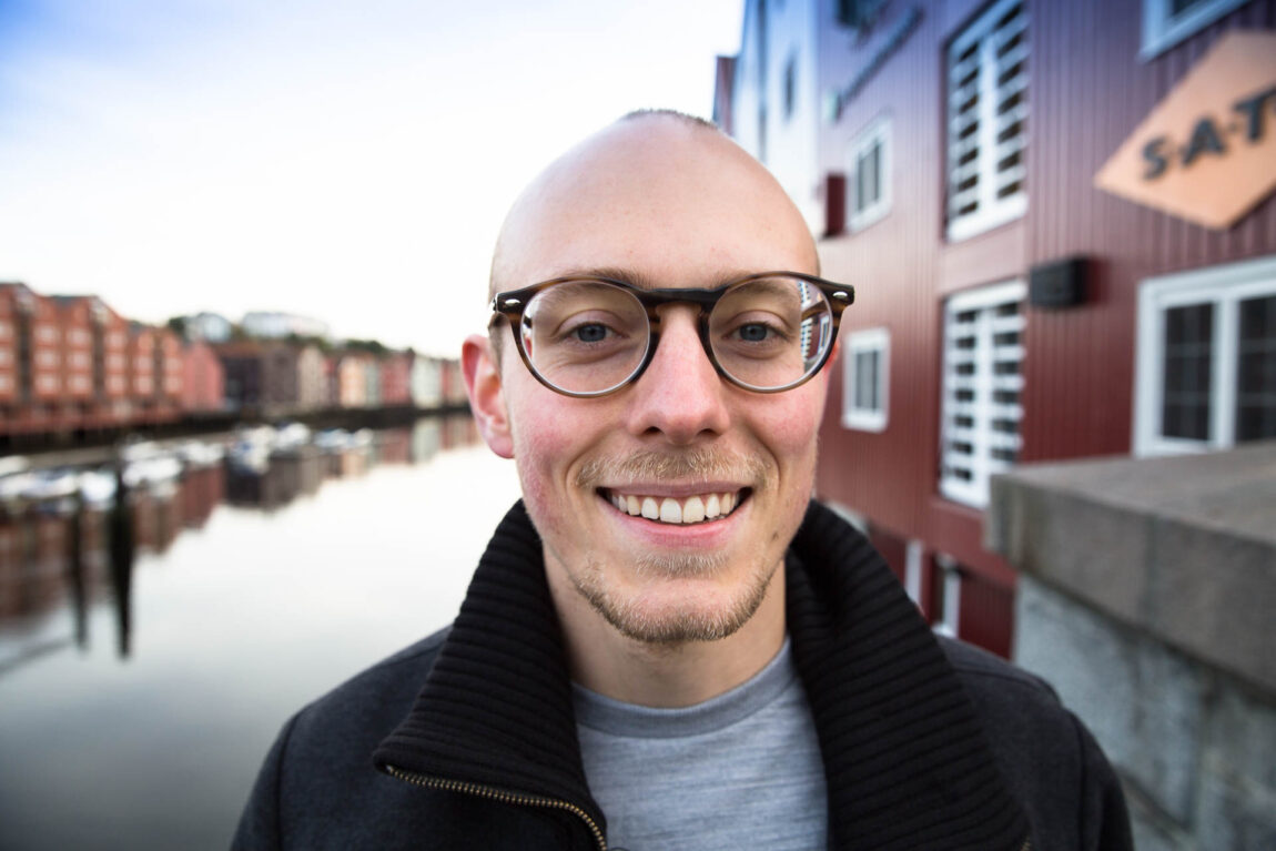 Jørgen Flor (28) har kjempet hardere enn de fleste for å bli psykolog. (Foto: Anne Dorte Lunås, NRK)