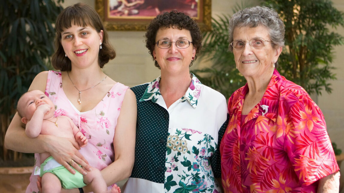 Tre generasjoner mødre. Bør vi stålsette oss for det neste store: Bestemorbloggene? (Foto: Wikimedia Commons)