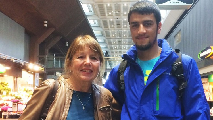 Anne Aakervik er representant for 17 år gamle Omid Tinzai. Hun er blant annet med ham på møter med norske myndigheter. (Foto: Dag Trinh, NRK)