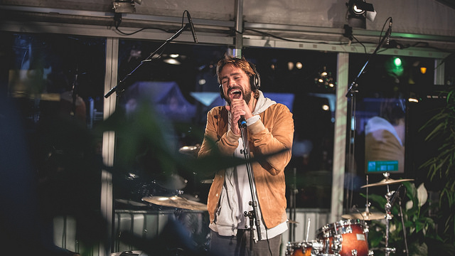 Ulrik fremfører "High Tide" med Markus Neby på piano. (Foto: Rashid Akrim, NRK P3)