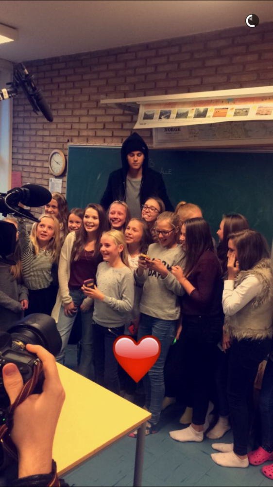 Justin Bieber på skolebesøk i Norge. Foto: Foto: Universal Norge / Snapchat 