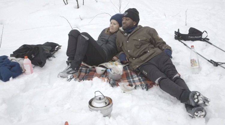 Kvikklunsjen satt løst da Live tok med Arif på skitur i marka. (Foto: Skjermdump, NRK nett-tv)