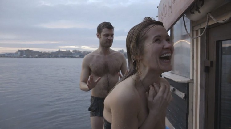 Live og Bjørnar tok en romantisk "dukkert" i Oslofjorden. (Foto: Skjermdump)