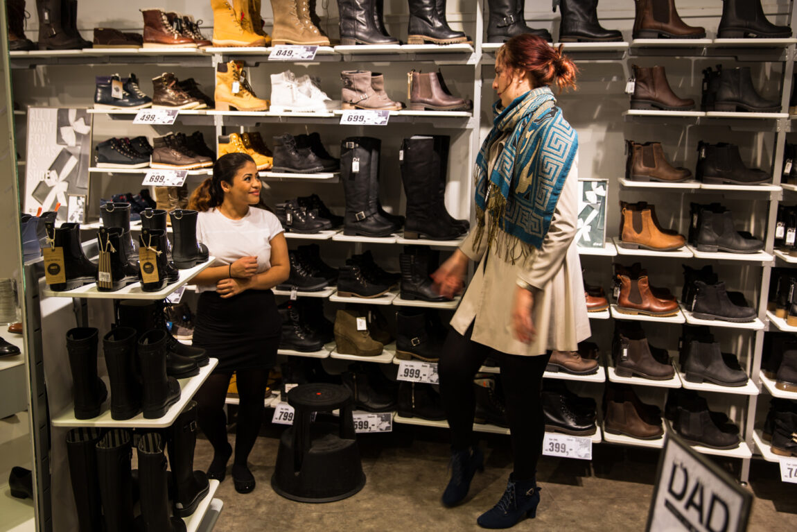 Det finnes ingen damesko i størrelse 44 i vanlige butikker. (Foto: Anne Dorte Lunås, NRK)