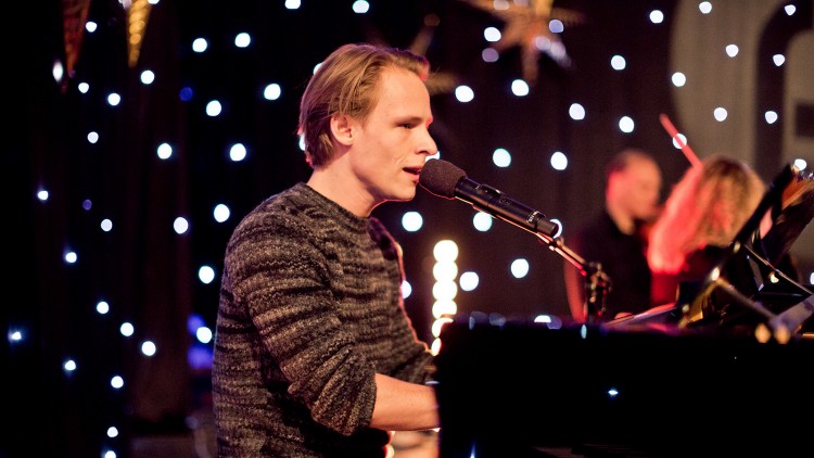 Sondre Justad kan både spille og synge samtidig. Perfekte forhold for en hyllest, med andre ord! Foto: Tom Øverlie, NRK P3
