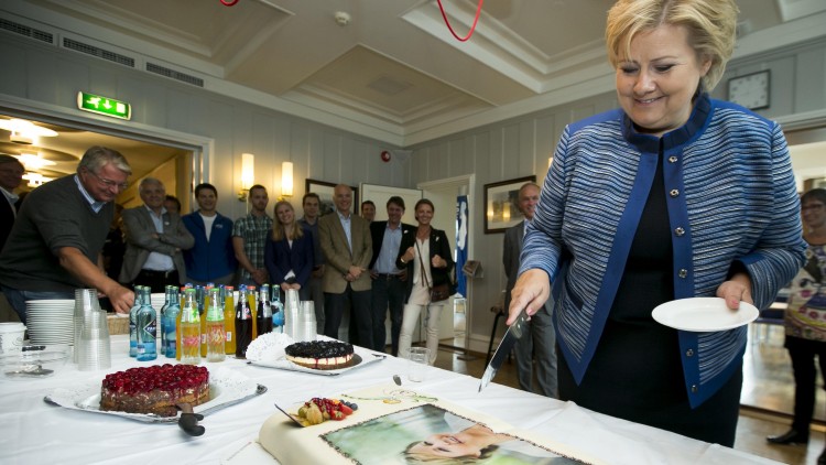 Erna Solberg har selvfølgelig blitt hyllet med kake. Se, så glad hun ble! Foto: NTB Scanpix