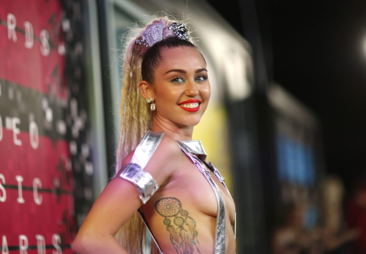 Frittalende Miley Cyrus er blant artistene som stadig utfordrer. Foto:  Reuters/Mario Anzuoni