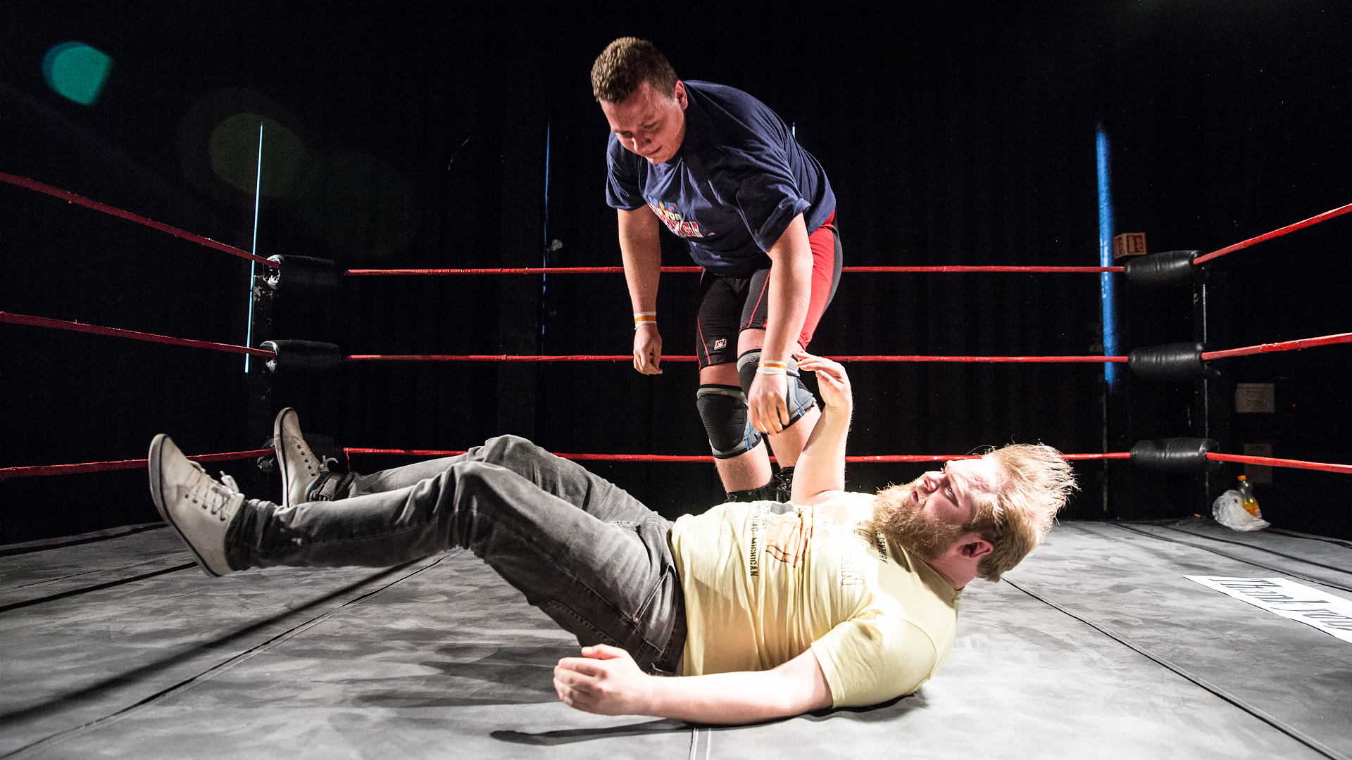 Dokumentarist Ken Wasenius-Nilsen (liggende) på wrestlingtrening sammen med Håvard Ryan (29). (Foto: Kim Erlandsen, NRK)