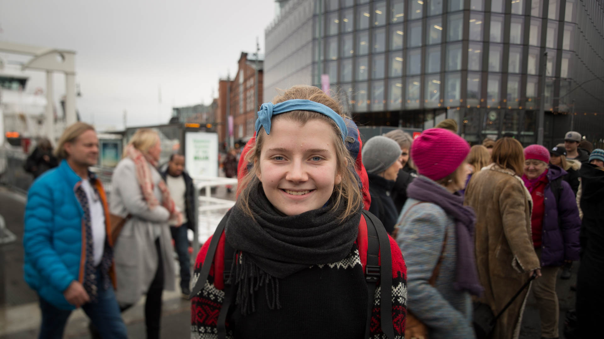 Amanda Iversen Orlich (21) skal bare innom Natur og Ungdom-kontoret og hente walkie-talkier før skal hun ta bussen til Førde for å aksjonere med sine venner. (Foto: Anne Dorte Lunås, NRK)
