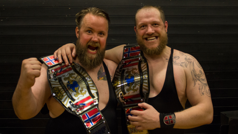 Odd Helge Gravalid har vunnet flere priser i løpet av karrieren sin. Dette bildet er hentet fra våren 2015, da Odd Helge og wrestlingmakkeren Knoke ble norgesmestere i tag team – en wrestlingkamp hvor to lag kjemper mot hverandre. (Foto: Norges Wrestlingforbund)