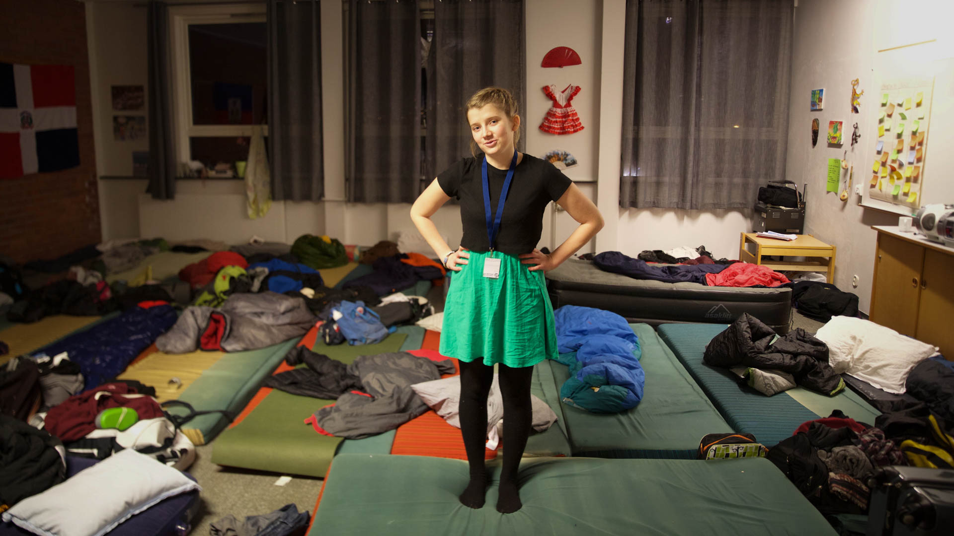 Amanda mimrer om tidene da hun sov på sovesal med kjekke gutter. (Foto: Anne Dorte Lunås, NRK)