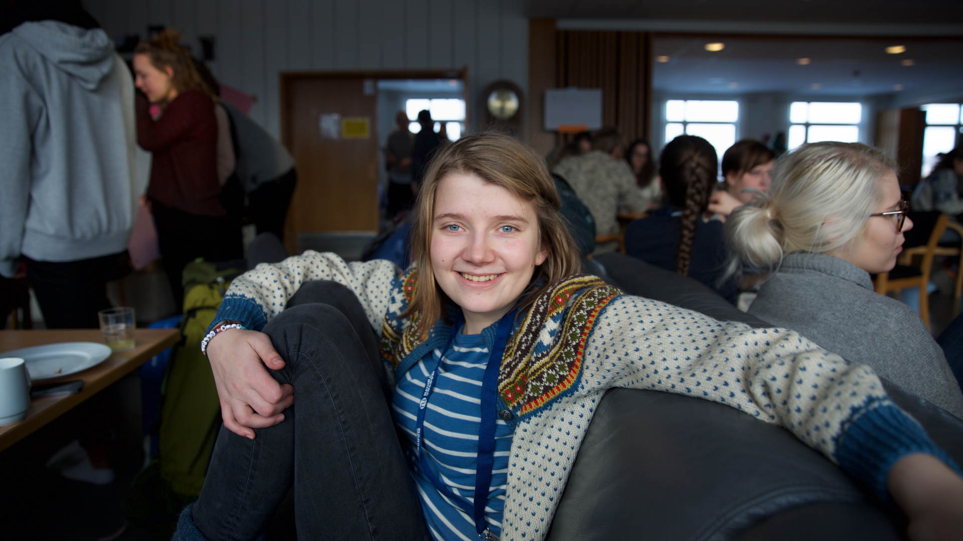 Amanda har på seg det som er miljøbevegelsens bunad: Ullgenseren. (Foto: Anne Dorte Lunås, NRK)