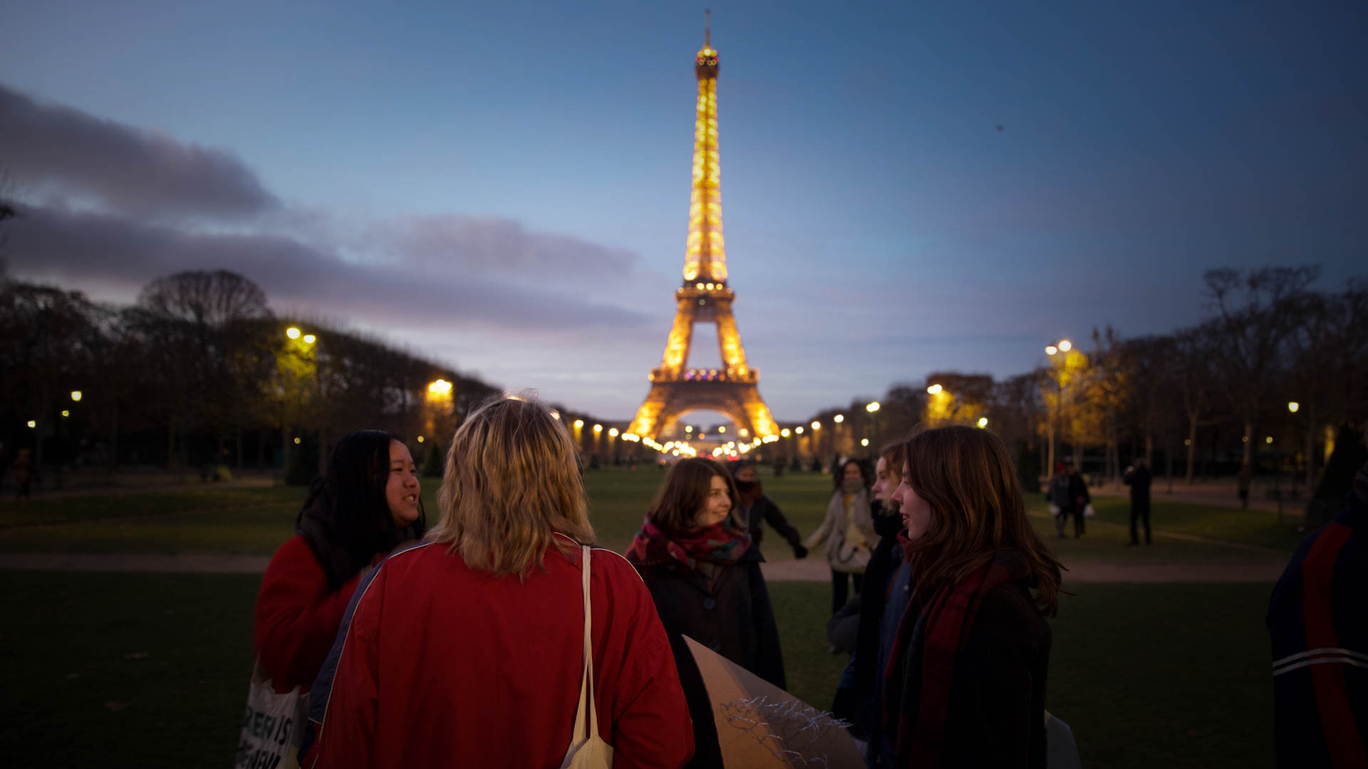 80 representanter fra Natur og Ungdom reiste til klimatoppmøtet i Paris. Amanda var ikke en av dem. (Foto: Anne Dorte Lunås, NRK)